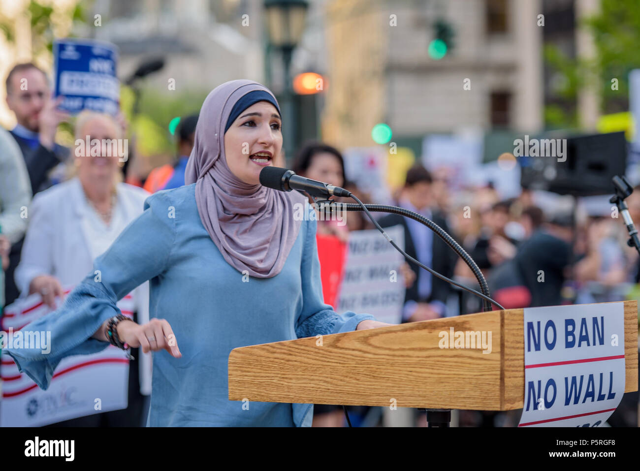 New York, United States. 26th June, 2018. Muslim political activist Linda Sarsour - Over a thousand New Yorkers and immigration rights community organizations gathered at Foley Square in lower Manhattan on June 26, 2018, to rally against the Supreme Court decision announced this morning to uphold the Muslim Ban. The Asian American Federation is calling on its member agencies, advocates and community leaders, allies, and elected officials to stand together in solidarity. Credit: Erik McGregor/Pacific Press/Alamy Live News Stock Photo