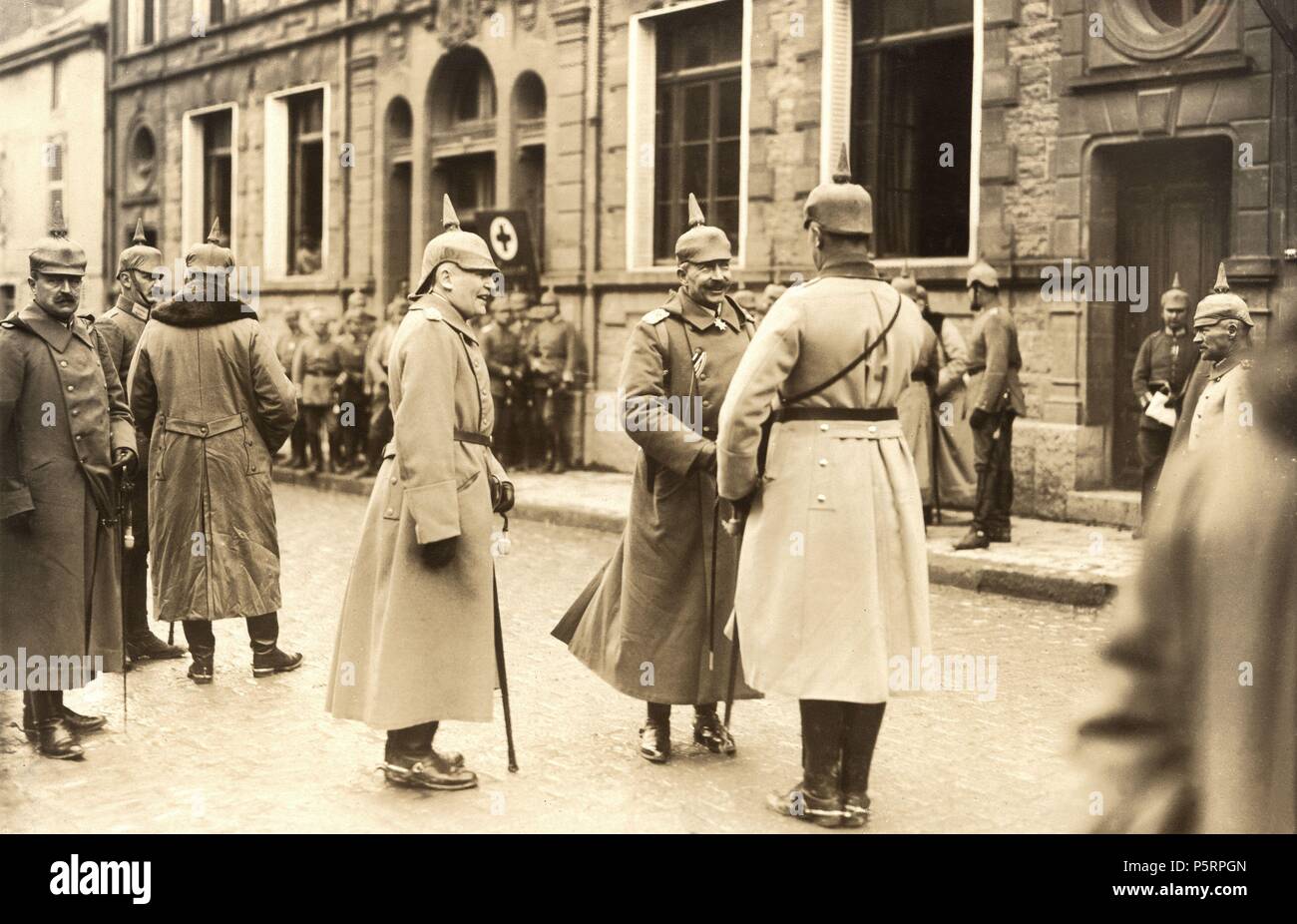Guerra mundial 1914-1918. El kaiser Guillermo II con el general von Einem en la plaza del mercado de Vouziers (Francia). Año 1915. Stock Photo