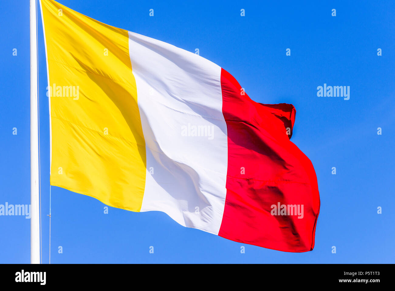 Bedstefar kondensator Hjemløs The flag of Campania, Benevento (Italy) with yellow, white and red vertical  stripes Stock Photo - Alamy