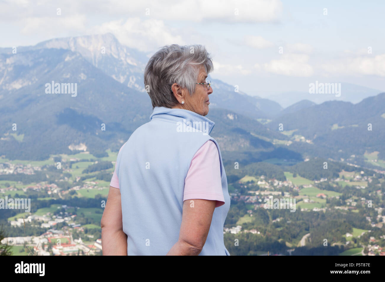 Ältere Frau schaut ins Tal Übersicht Lebensabschnitt elderly person is looking into The Valley Stock Photo