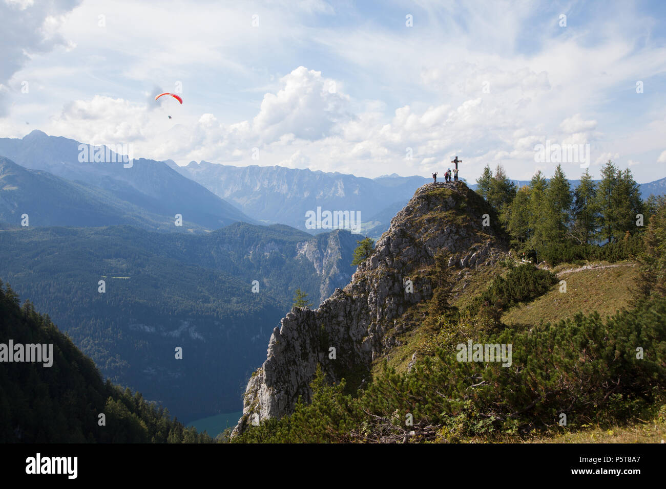 Klettersteig am Jenner im Berchtesgadener Land mit Gipfelkreuz Stock Photo