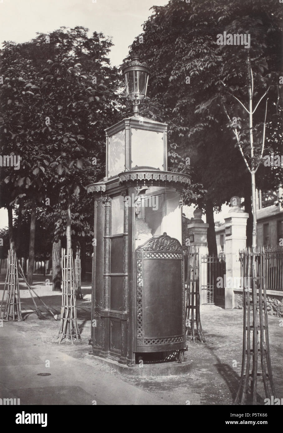 328 Charles Marville, Urinoir en fonte à 2 stalles avec portes, ca. 1865 Stock Photo