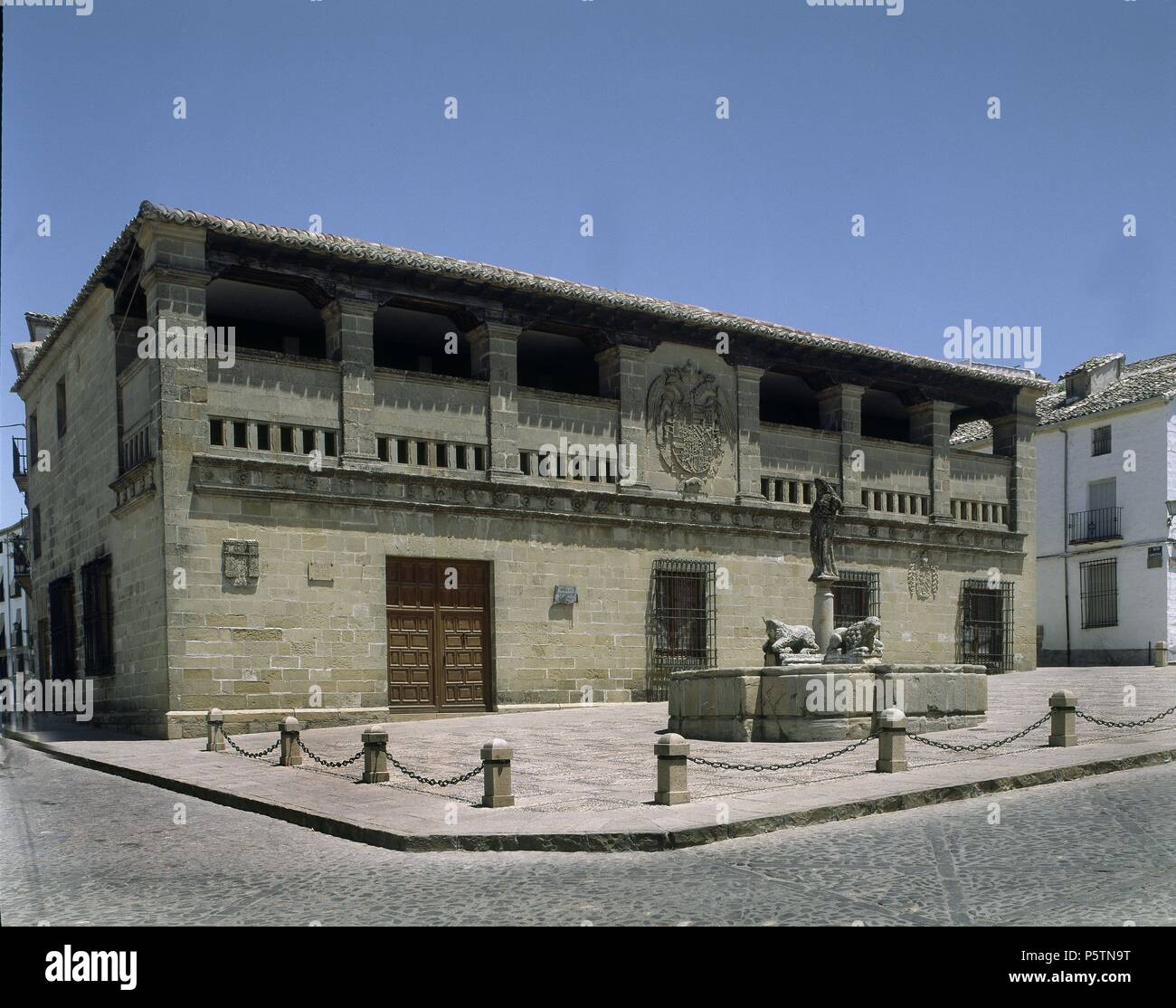 PLAZA DE LOS LEONES Y FUENTE PROCEDENTE DE CASTULO AL FONDO LA ANTIGUA  CARNICERIA CONVERTIDA EN ARCHIVO Y MUSEO. Location: ANTIGUA CARNICERIA,  JAEN, SPAIN Stock Photo - Alamy