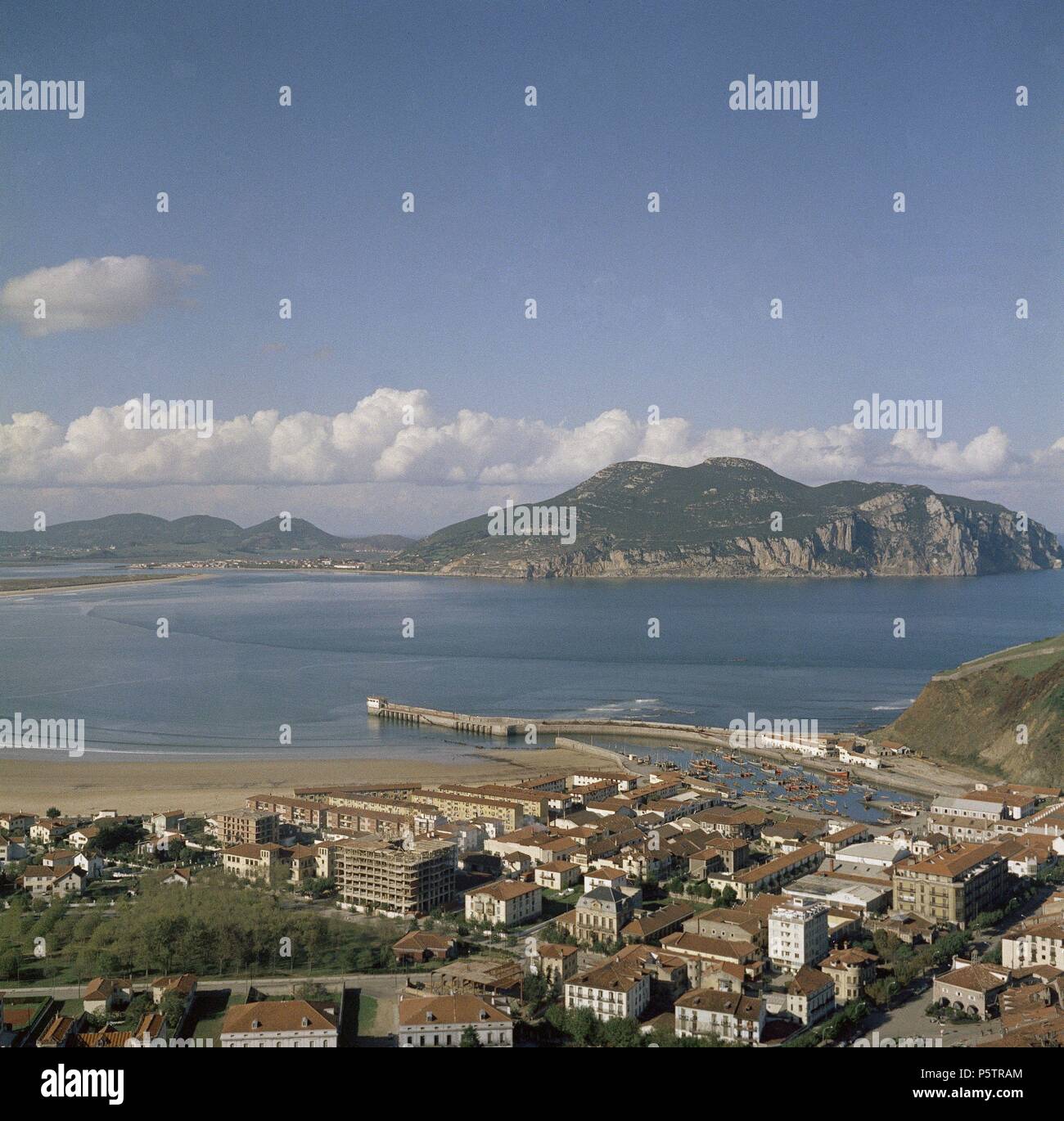 VISTA AEREA DE LAREDO CON EL MONTE SANTOÑA AL FONDO. Location: EXTERIOR ...