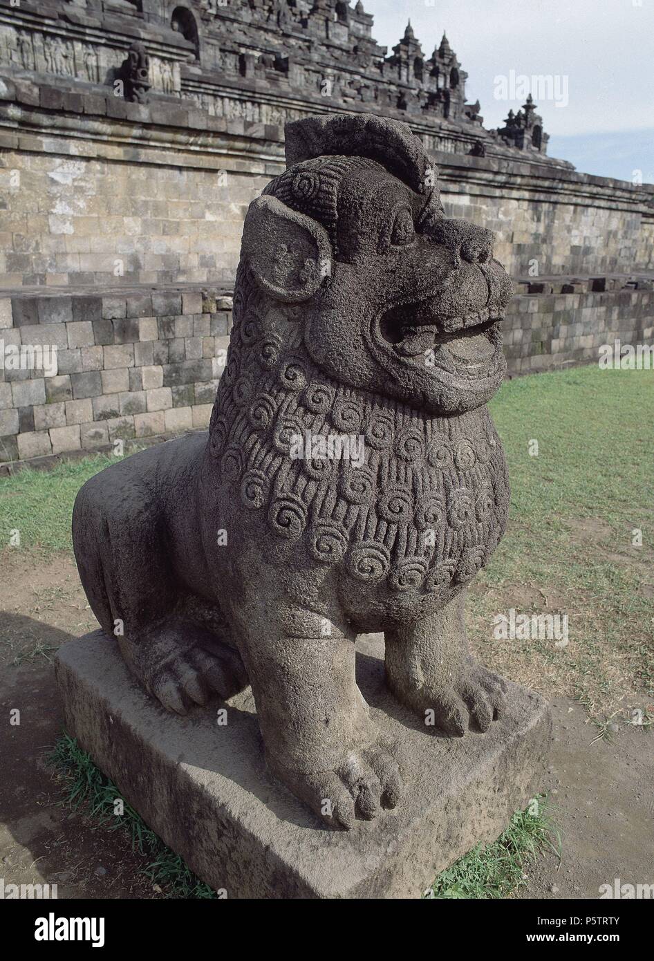 COMPLEJO DE TEMPLOS-DET ESCULTURA DE LEON GUARDIAN A LA ENTRADA ...