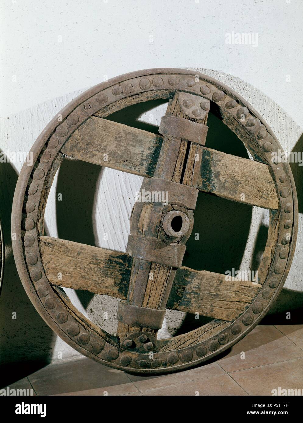 RUEDA DE CARRO- HIERRO Y MADERA. Location: MUSEO DEL PUEBLO ESPAÑOL,  MADRID, SPAIN Stock Photo - Alamy