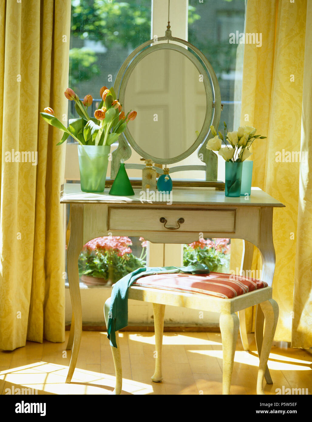 Interiors bedroom dressingtable mirror hi-res stock photography and images  - Alamy
