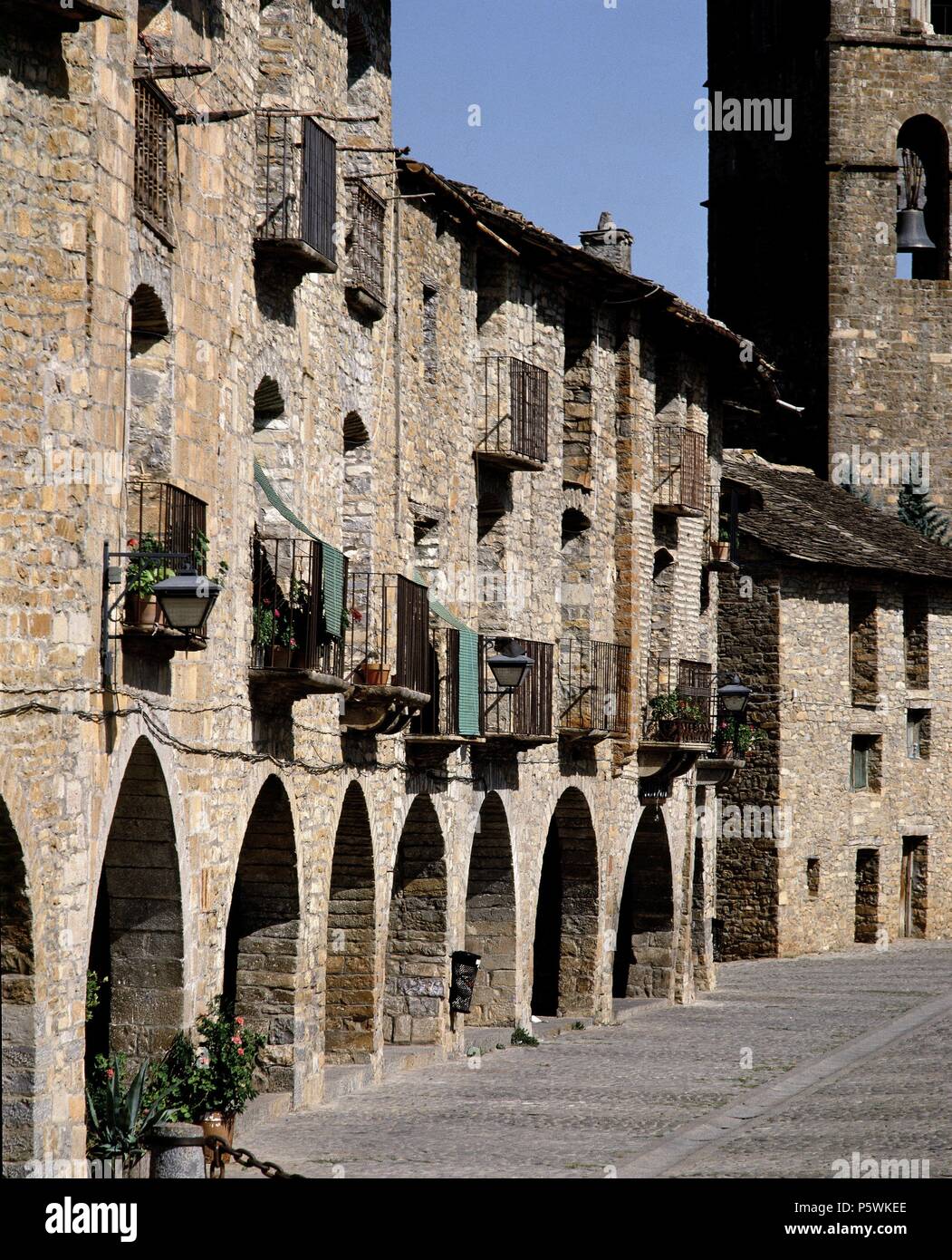 PLAZA MAYORFACHADAS DE LAS CASAS CON PORTICOS. Location EXTERIOR