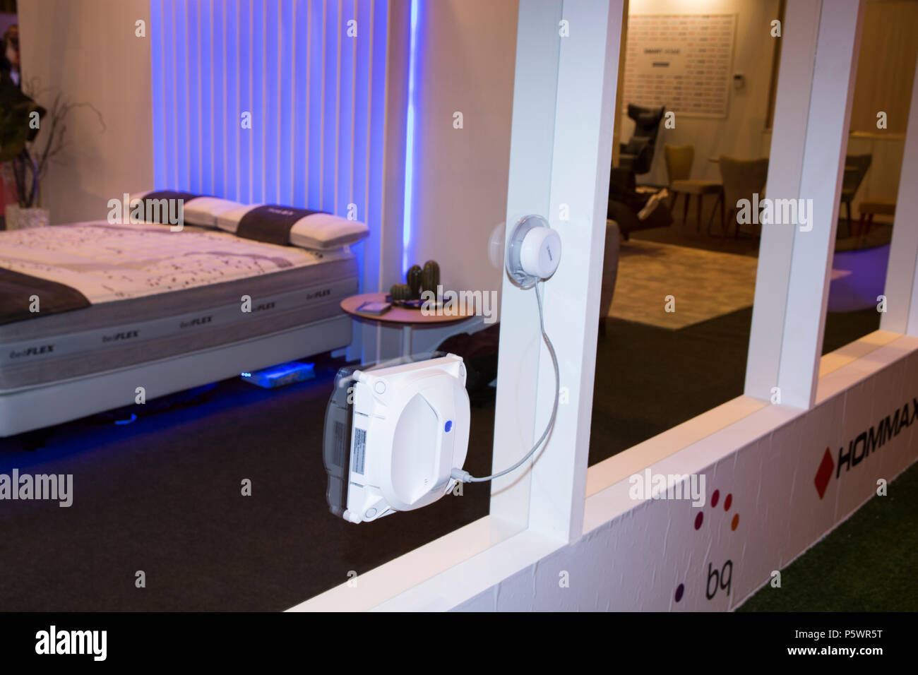 HOBOT 268 Window cleaner robot from Smartbot company, cleanning a room ...