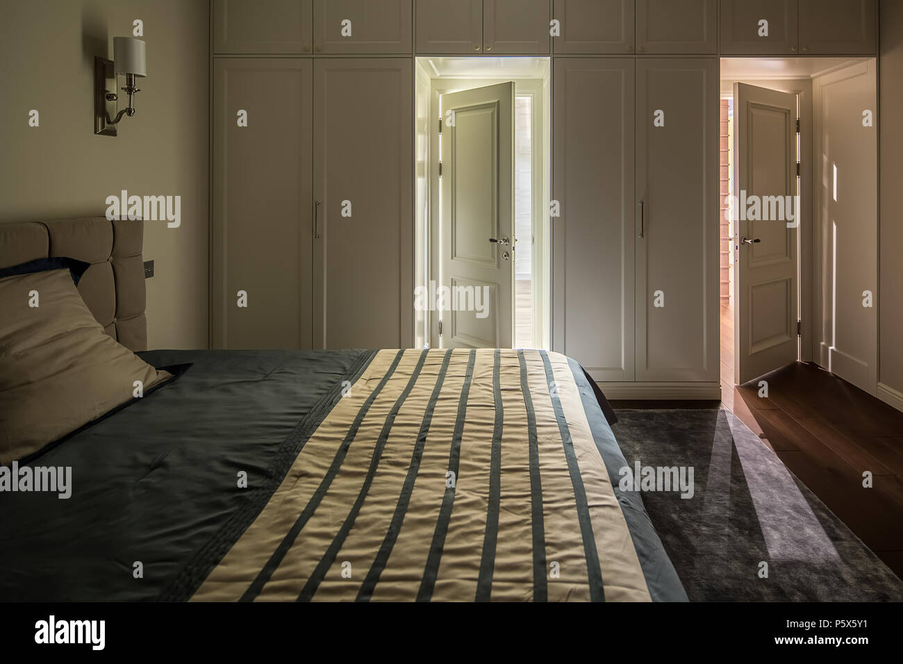 Stylish modern bedroom Stock Photo - Alamy