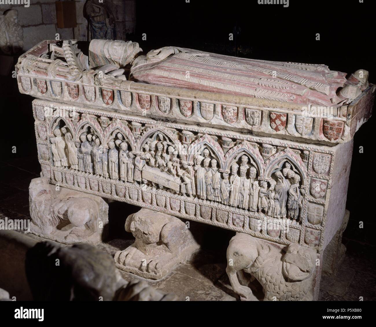 SEPULCRO DE LEONOR RUIZ DE CASTRO ESPOSA DEL INFANTE DON FELIPE - SIGLO XIII - GOTICO ESPAÑOL. Location: IGLESIA DE SANTA MARIA LA BLANCA, VILLALCAZAR DE SIRGA, PALENCIA, SPAIN. Stock Photo