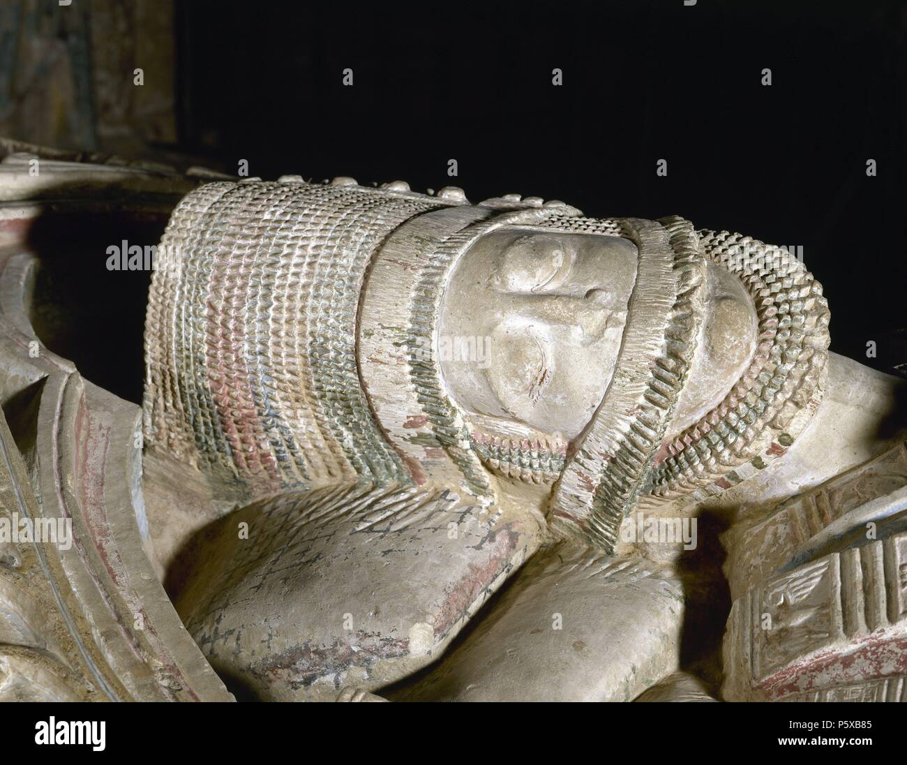 SEPULCRO DE LEONOR RUIZ DE CASTRO SEGUNDA ESPOSA DEL INFANTE DON FELIPE- DET DEL TOCADO - SIGLO XIII. Location: IGLESIA DE SANTA MARIA LA BLANCA, VILLALCAZAR DE SIRGA, PALENCIA, SPAIN. Stock Photo