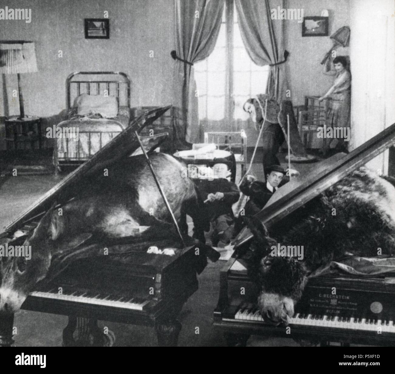 FOTOGRAMA DE LA PELICULA UN PERRO ANDALUZ - 1929. Author: BUÑUEL, LUIS ...