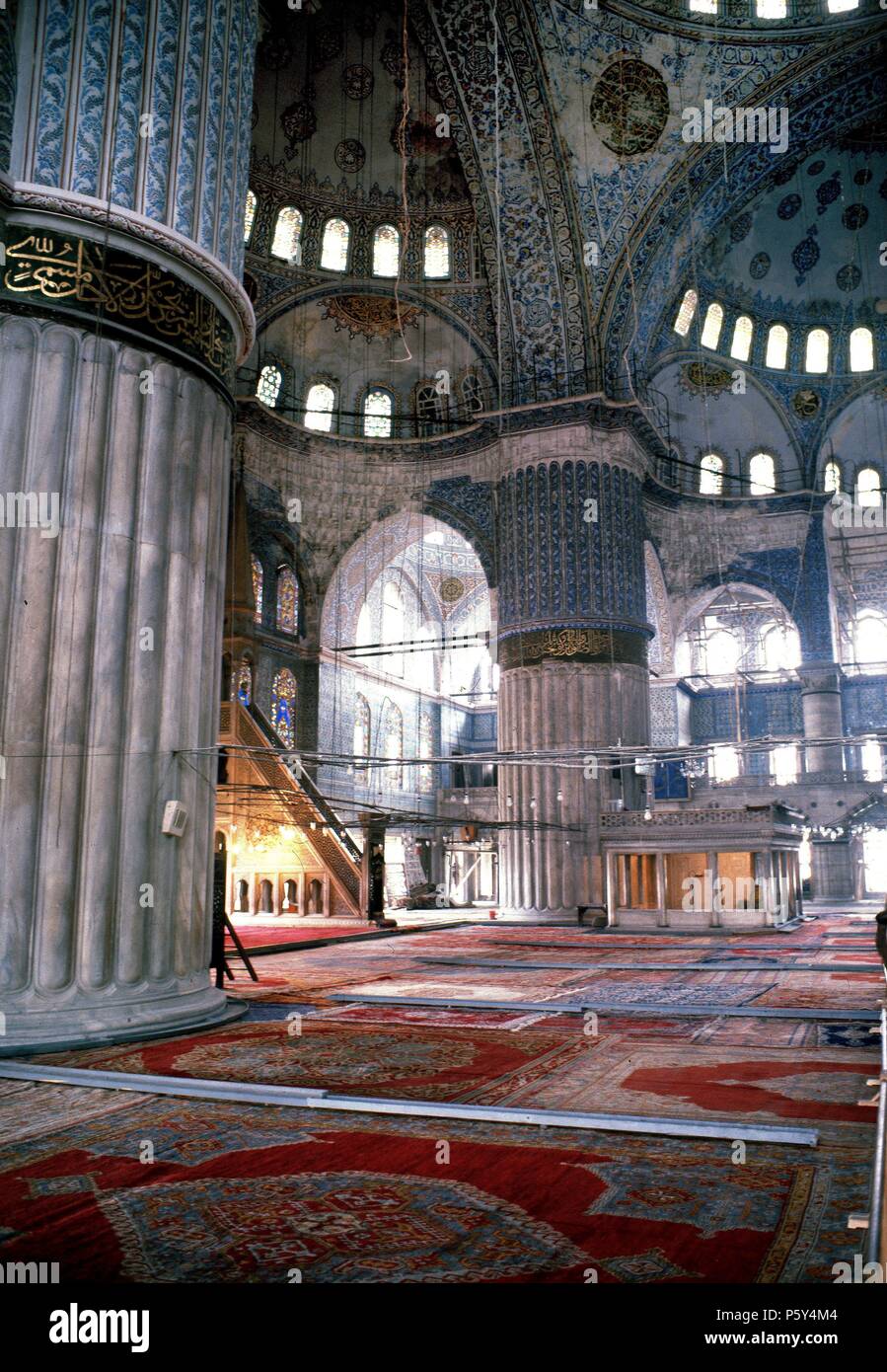 patio de la mezquita azul del sultán ahmed en estambul, turquía 18018262  Foto de stock en Vecteezy, image size:899x1390