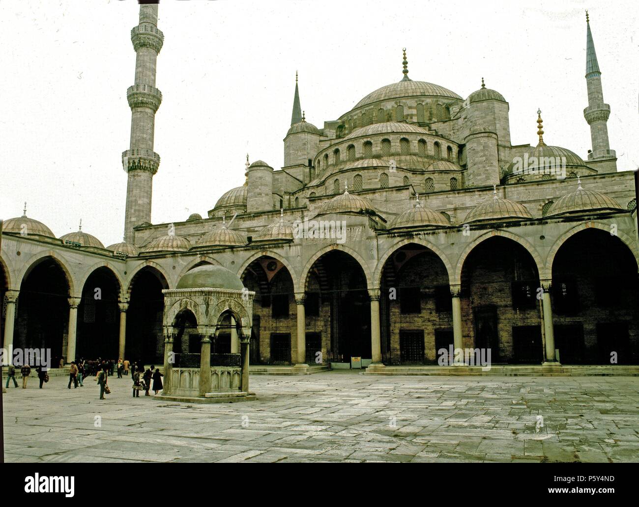 PATIO DE LA MEZQUITA AZUL O DE AHMED I CONSTRUIDA ENTRE 1609 Y 1616.  Author: Sedefkar Mehmed Agha (c. 1540-1617). Location: MEZQUITA AZUL O DE  AHMED I, ISTANBUL Stock Photo - Alamy, image size:1300x1033