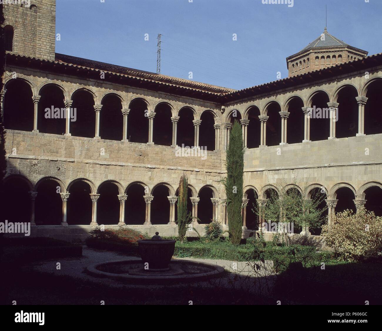 Claustro del monasterio de ripoll hi-res stock photography and images ...