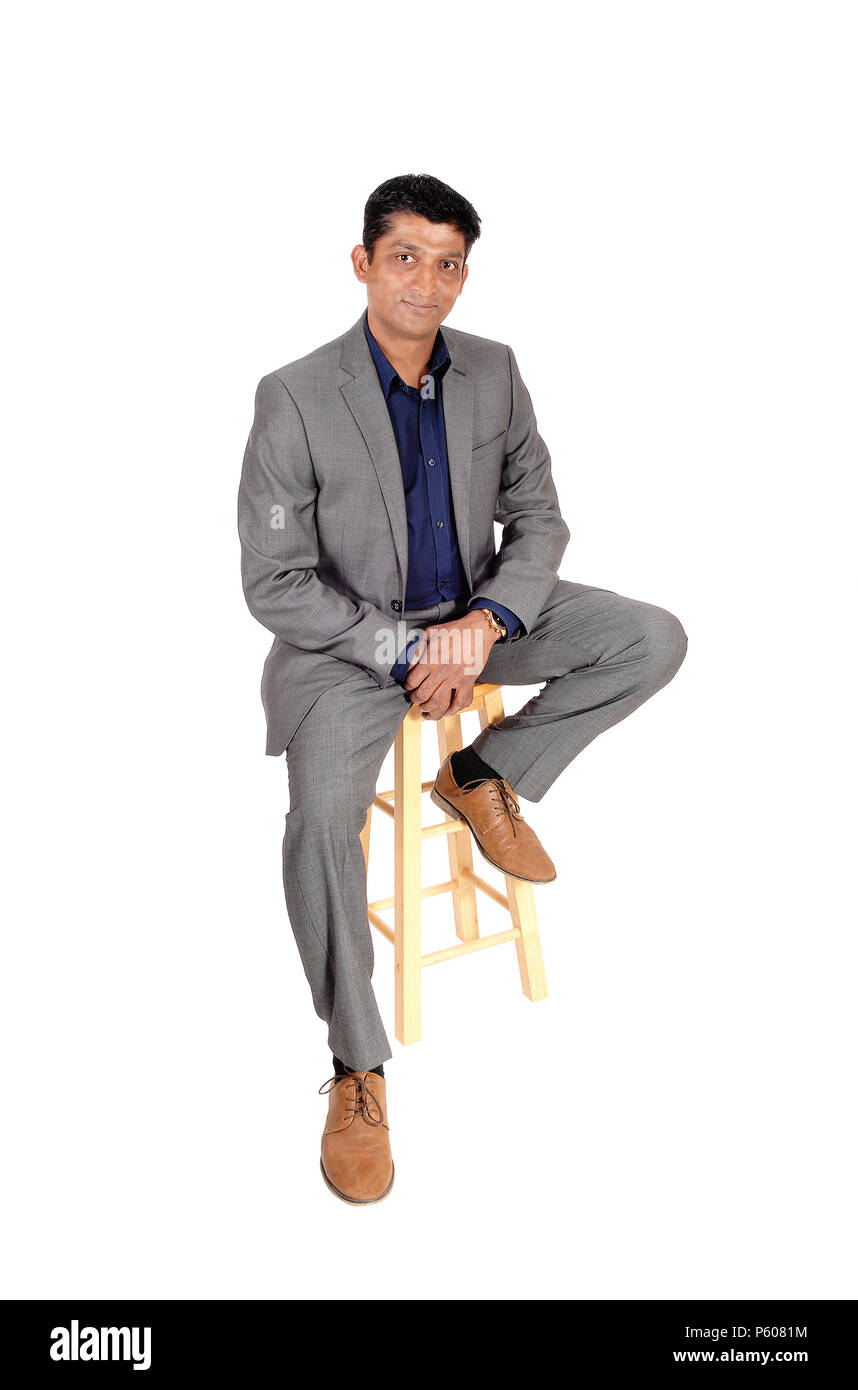 Traje gris camisa azul sale