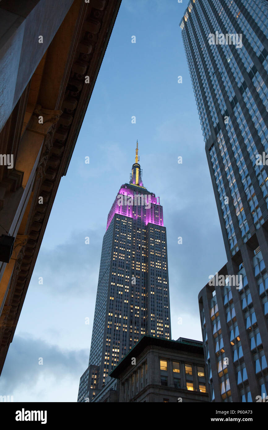 The art-deco architecture of New York's Empire State Building reaches into the dusk sky Stock Photo