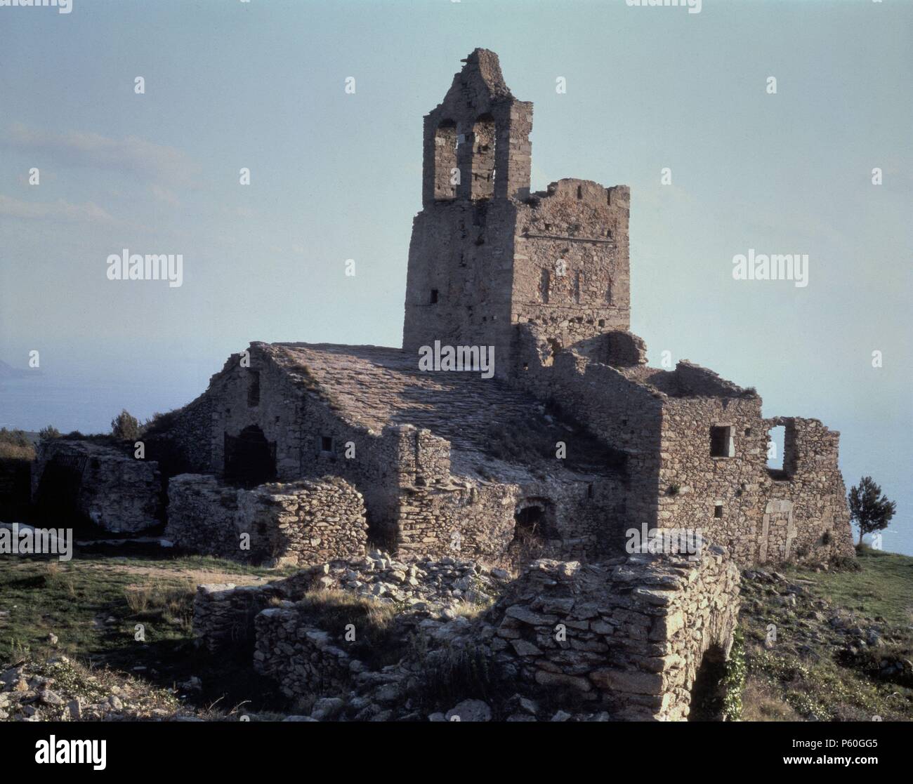 RUINAS DE LA IGLESIA DE SANTA ELENA EN SANTA CREU DE RODAS - SIGLO X - PRERROMANICO ESPAÑOL. Location: IGLESIA DE SANTA ELENA, PORT DE LA SELVA / PUERTO DE LA SELVA, GERONA, SPAIN. Stock Photo