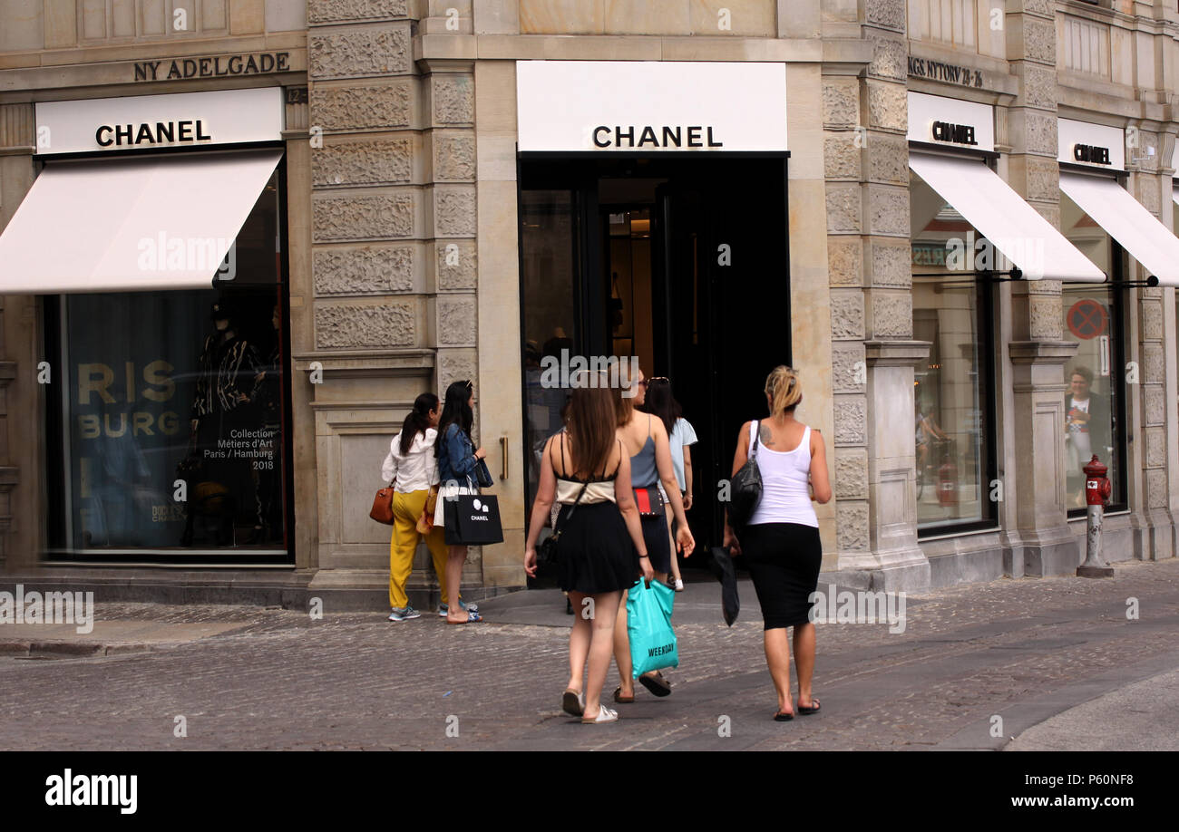 Copenhagen, Denmark June 26, 2018: Chanel logo front of Chanel boutique store Stock Photo - Alamy