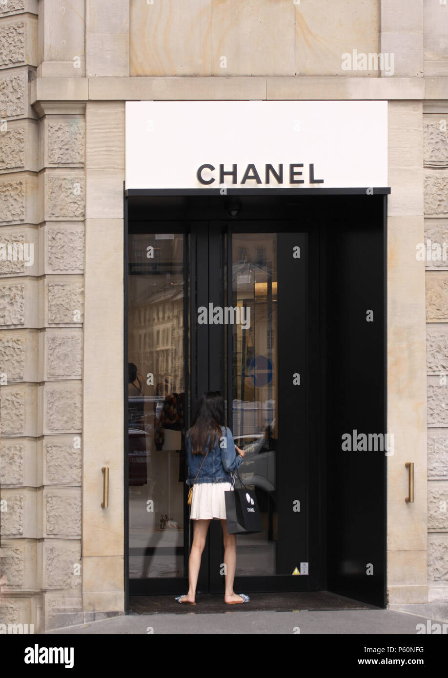 Copenhagen, Denmark - June 26, 2018: Chanel brand logo in front of Chanel  boutique store Stock Photo - Alamy