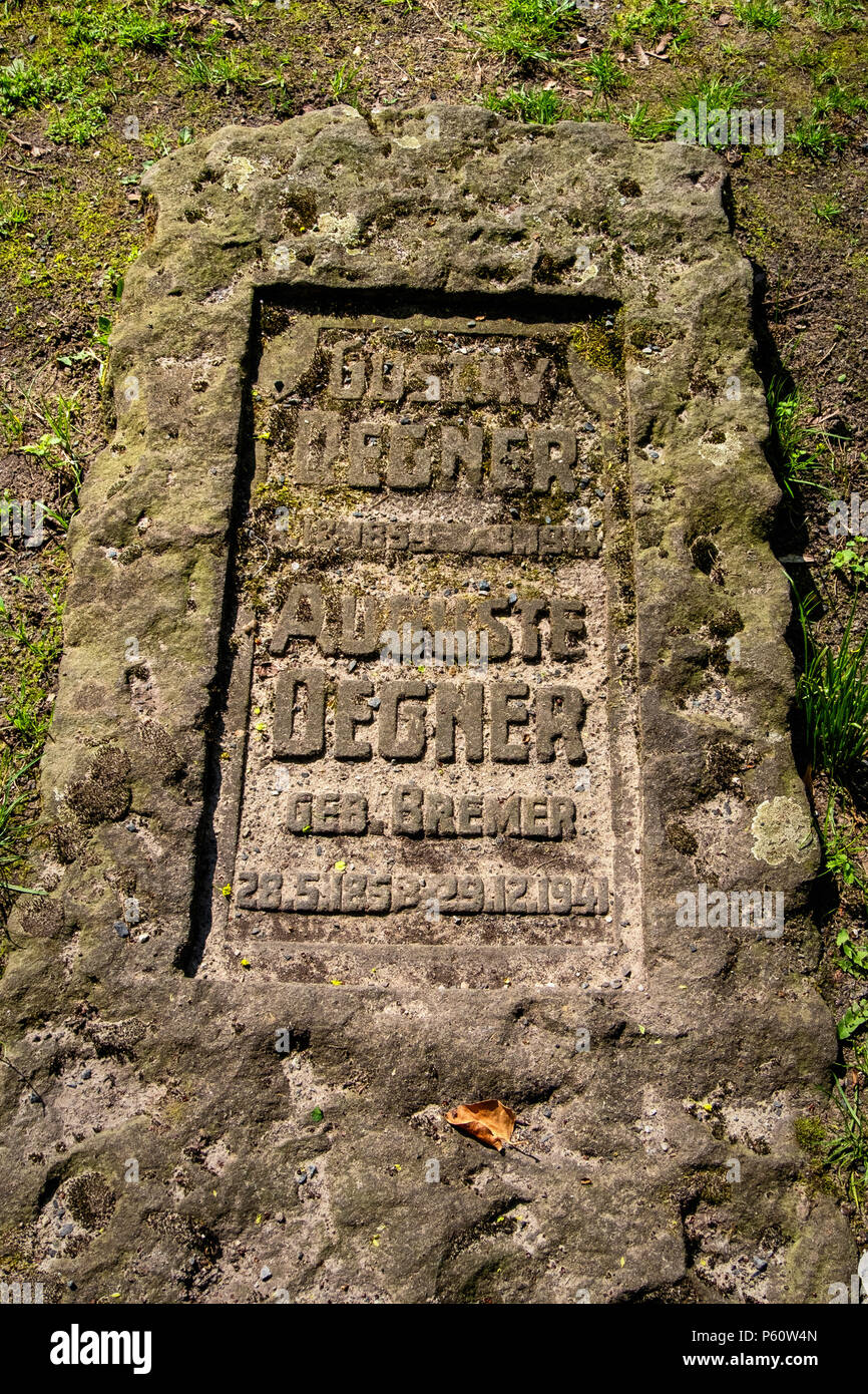Berlin Prenzlauer Berg, Freidhof Pappelallee, Cemetery Park is a listed closed cemetery.Old Tomb stone of Gustav & Auguste Degner Stock Photo
