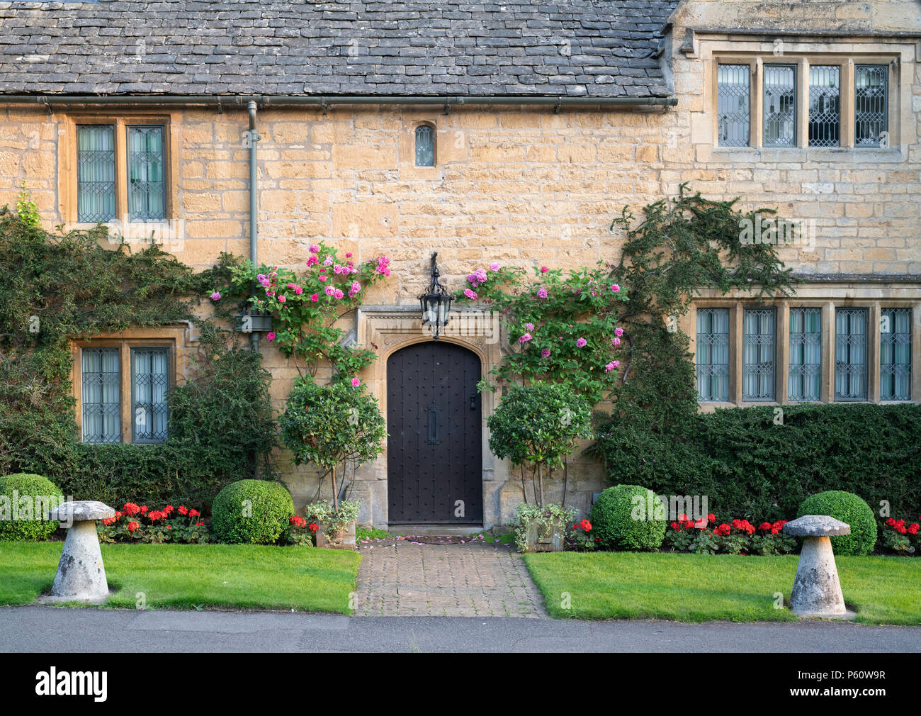 Cotswold stone house in the summer. Broadway, Cotswolds, Worcestershire, England Stock Photo