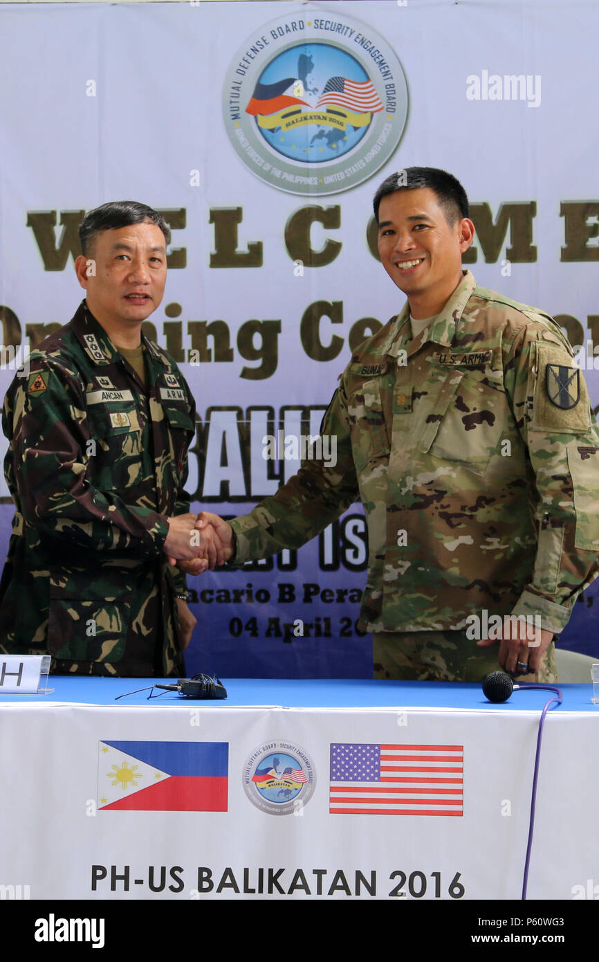 Colonel Roberto T. Ancan, left, chief of staff, 3rd Infantry Division, Armed Forces of the Philippines (AFP) and Maj. Alejandro L. Buniag, 303rd Maneuver Enhancement Brigade, 9th Mission Support Command, Combined Joint Civil Military Operation Task Force commander shake hands at press conference following a press conference as part of the opening ceremony for Exercise Balikatan 2016 at Camp Peralta, Panay, Philippines, April 4, 2016. The ceremony signified the official start of the annual bilateral exercise that will run from 4-16 April. In Panay, Balikatan 2016 will consist of medical, dental Stock Photo
