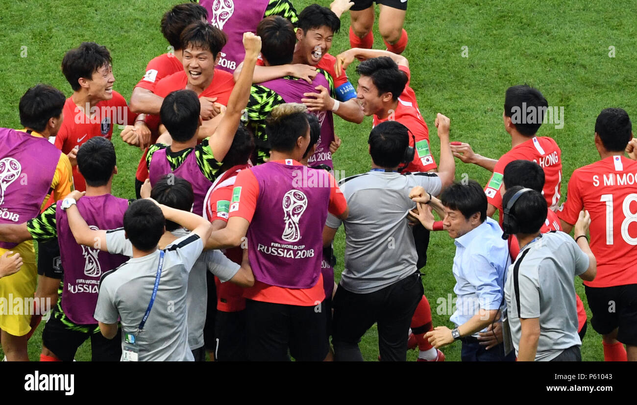 Kazan, Russia. 27th June, 2018. Soccer, FIFA World Cup, group F preliminary, Germany vs South Korea at the Kazan-Arena. The South Korean team celebrates its 2:0 victory with trainer Tae-Yong Shin (5.l). Credit: Ina Fassbender/dpa/Alamy Live News Stock Photo