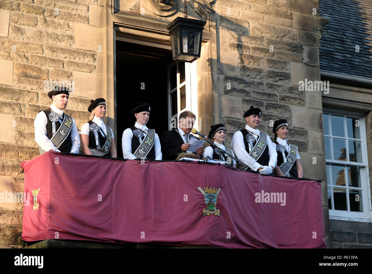 Galashiels, Scotland. 27th Jun, 2018.     Torwoodlee & Fancy Dress Formal group on Burgh Chambers at the end of the ceremonial ride to gather 'Sod & Stone' from Torwoodlee tower. BRAW LAD 2018 Greg Kelly BRAW LASS 2018 Kimberley O'May Bearer of the Sod 2018 Greg Robertson  Bearer of the Red Roses 2018 Amy Thomson Bearer of the Stone 2018 Mark Hood  Bearer of the White Roses 2018 Alex Mundell .  (Photo: Rob Gray) Credit: Rob Gray/Alamy Live News Stock Photo