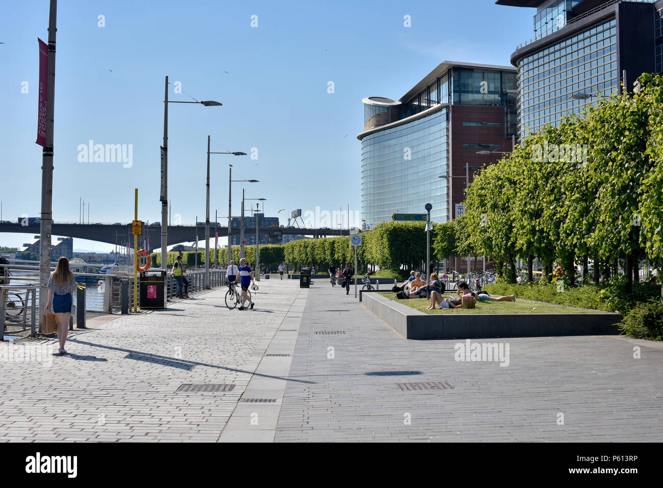 Glasgow, UK. 27th Jun, 2018. UK Weather: People on the banks of the River Clyde enjoying the sunny weather. Credit: Tony Clerkson/Alamy Live News Stock Photo