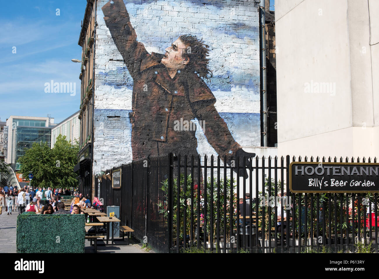 Glasgow, UK. 27th Jun, 2018. UK Weather: People in beer garden outside Hootenanny pub at St Enoch Square, with Jack Vettriano's Billy Connolly mural on the wall Credit: Tony Clerkson/Alamy Live News Stock Photo