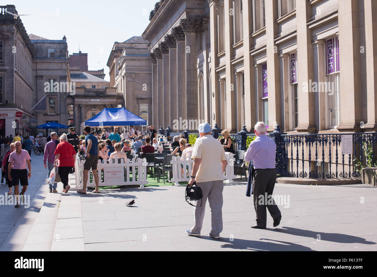 Glasgow, UK. 27th Jun, 2018. UK Weather: Glaswegians enjoy dining eating and drinking outside in the summer sunshine Credit: Tony Clerkson/Alamy Live News Stock Photo