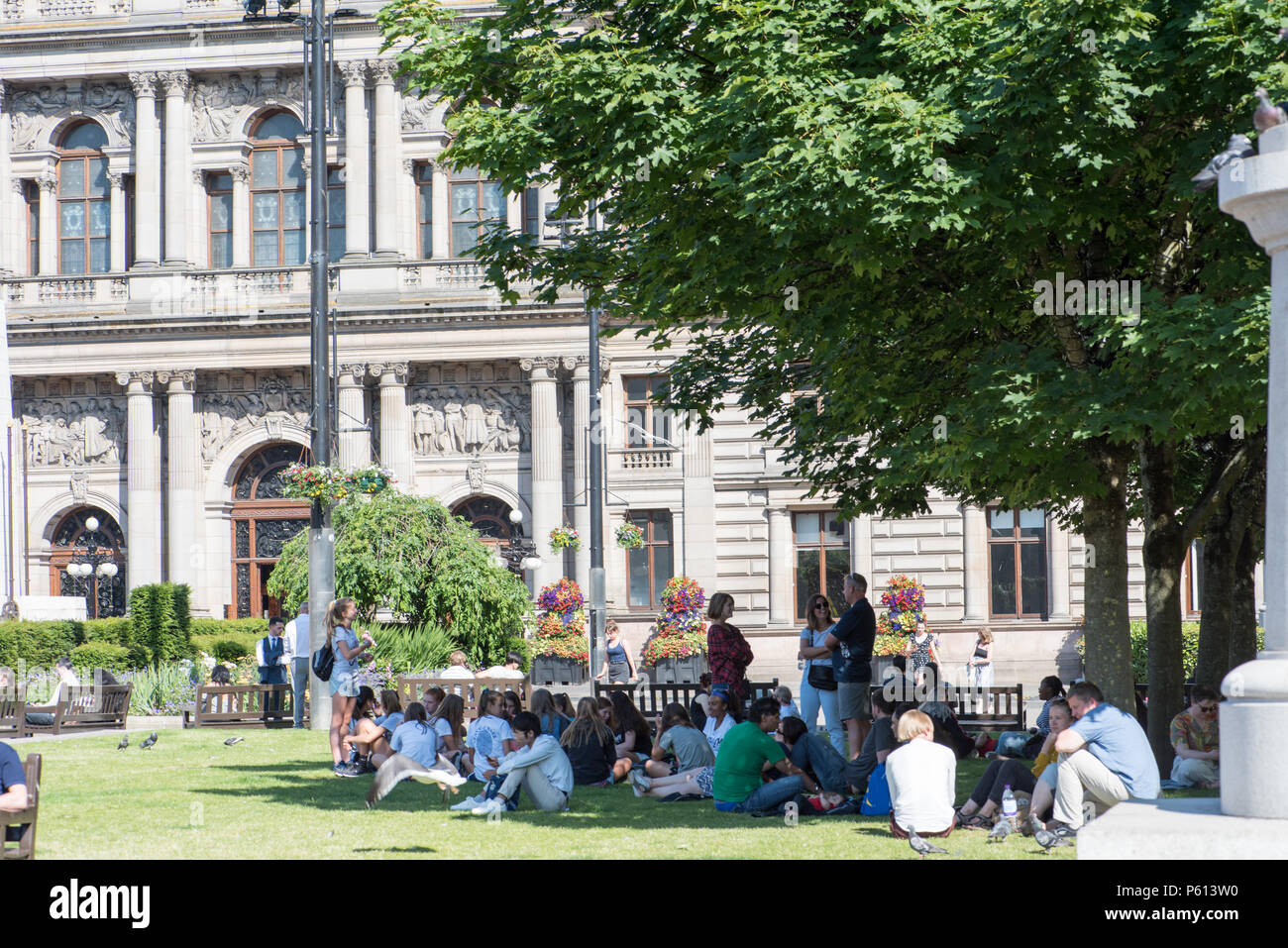 Glasgow, UK. 27th Jun, 2018. UK Weather: Glaswegians sit and enjoy the summer sunshine Credit: Tony Clerkson/Alamy Live News Stock Photo