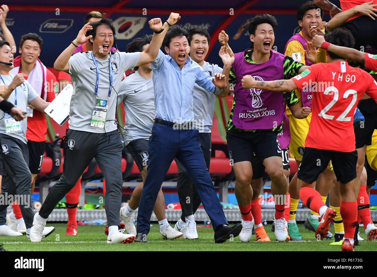 Kazan, Russland. 27th June, 2018. Shin TAE-YONG (coach, KOR, withe) and entire bank, Player, jubilation, Joy, Enthusiasm, South Korea (KOR) - Germany (GER) 2-0, Preliminary Round, Group F, Game 43, on 27.06.2018 in Kazan, Kazan Arena. Football World Cup 2018 in Russia from 14.06. - 15.07.2018. | usage worldwide Credit: dpa/Alamy Live News Stock Photo