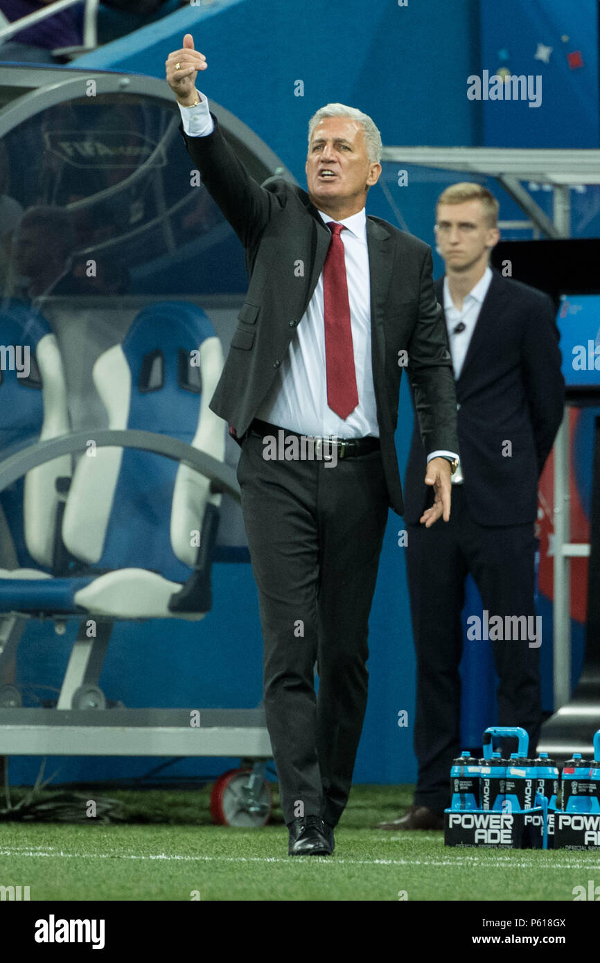Vladimir PETKOVIC (coach, SUI) gives instruction, instructions, full figure, portrait, gesture, gesture, Switzerland (SUI) - Costa Rica (CRC) 2: 2, preliminary round, group E, game 43, on 27.06.2018 in Nizhni Novgorod; Football World Cup 2018 in Russia from 14.06. - 15.07.2018. | usage worldwide Stock Photo