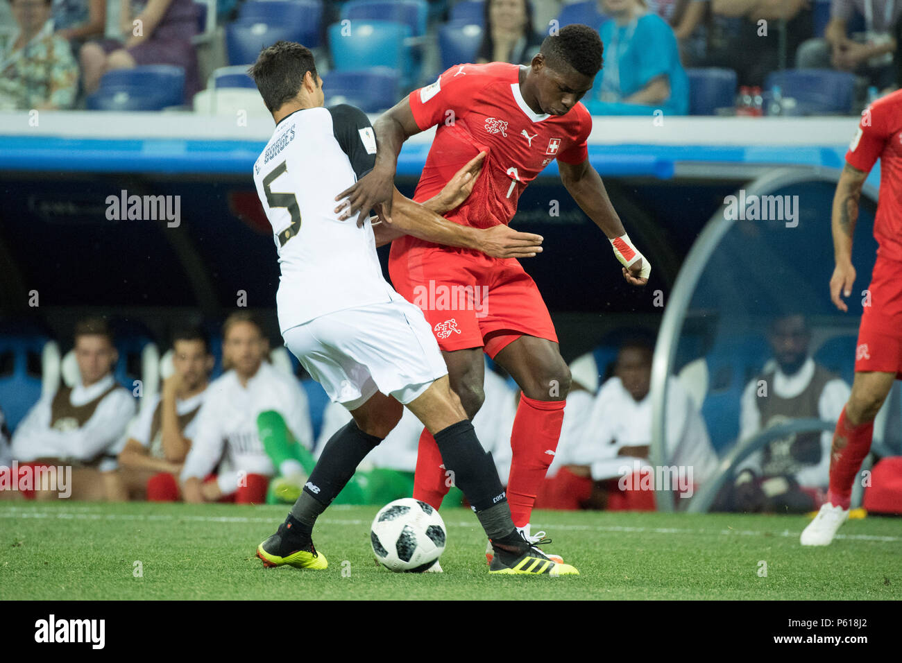 Celso BORGES (left, CRC) versus Breel EMBOLO (SUI), Action, duels, Switzerland (SUI) - Costa Rica (CRC) 2: 2, Preliminary Round, Group E, Match 43, on 27.06.2018 in Nizhny Novgorod; Football World Cup 2018 in Russia from 14.06. - 15.07.2018. | usage worldwide Stock Photo