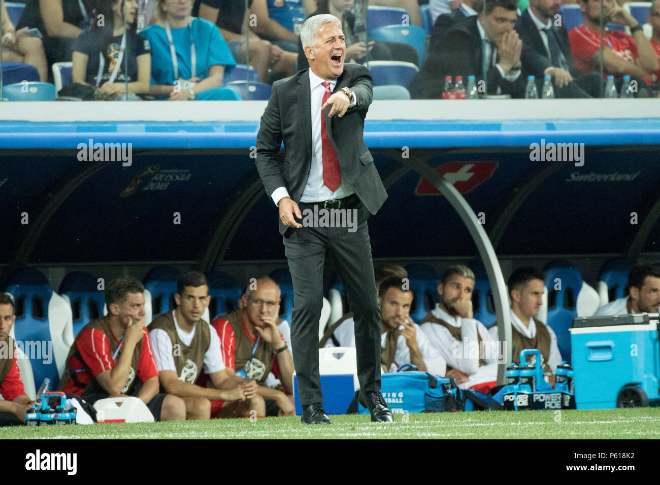 Vladimir PETKOVIC (coach, SUI) gives instruction, instructions, whole figure, shouts, shouts, calling, Switzerland (SUI) - Costa Rica (CRC) 2: 2, preliminary round, group E, game 43, on 27.06.2018 in Nizhni Novgorod; Football World Cup 2018 in Russia from 14.06. - 15.07.2018. | usage worldwide Stock Photo