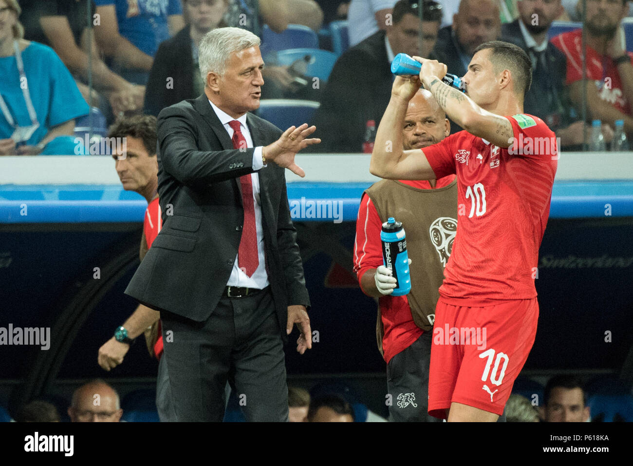 Vladimir PETKOVIC (left, coach, SUI) talks to Granit XHAKA (SUI), gives instruction, instructions, half figure, half figure, talking, Switzerland (SUI) - Costa Rica (CRC) 2: 2, preliminary round, Group E, game 43, on 27.06.2018 in Nizhny Novgorod; Football World Cup 2018 in Russia from 14.06. - 15.07.2018. | usage worldwide Stock Photo