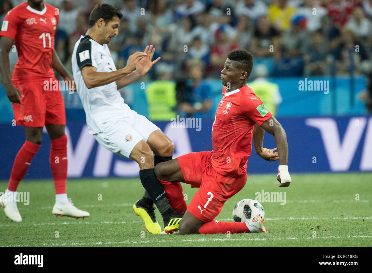 Celso BORGES (left, CRC) versus Breel EMBOLO (SUI), Action, duels, Switzerland (SUI) - Costa Rica (CRC) 2: 2, Preliminary Round, Group E, Match 43, on 27.06.2018 in Nizhny Novgorod; Football World Cup 2018 in Russia from 14.06. - 15.07.2018. | usage worldwide Stock Photo