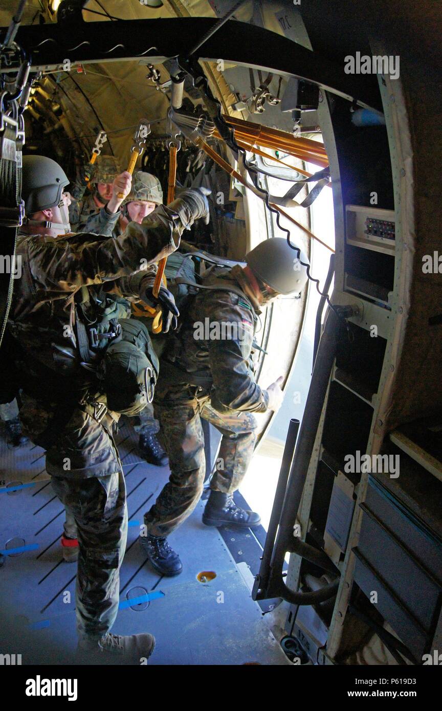 Parachute regiment soldiers hi-res stock photography and images - Page 3 -  Alamy