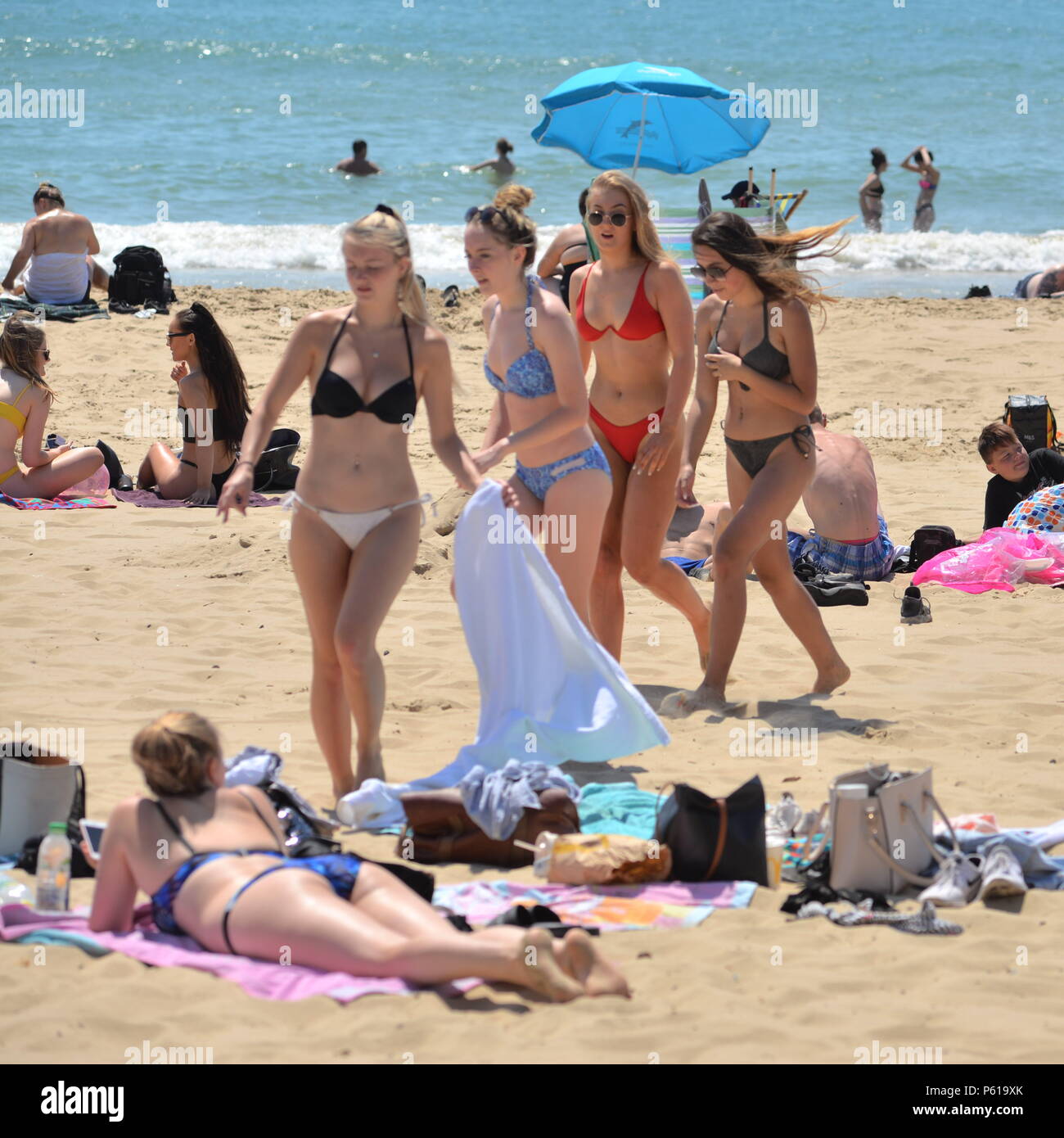 The beach girls hi-res stock photography and images - Alamy