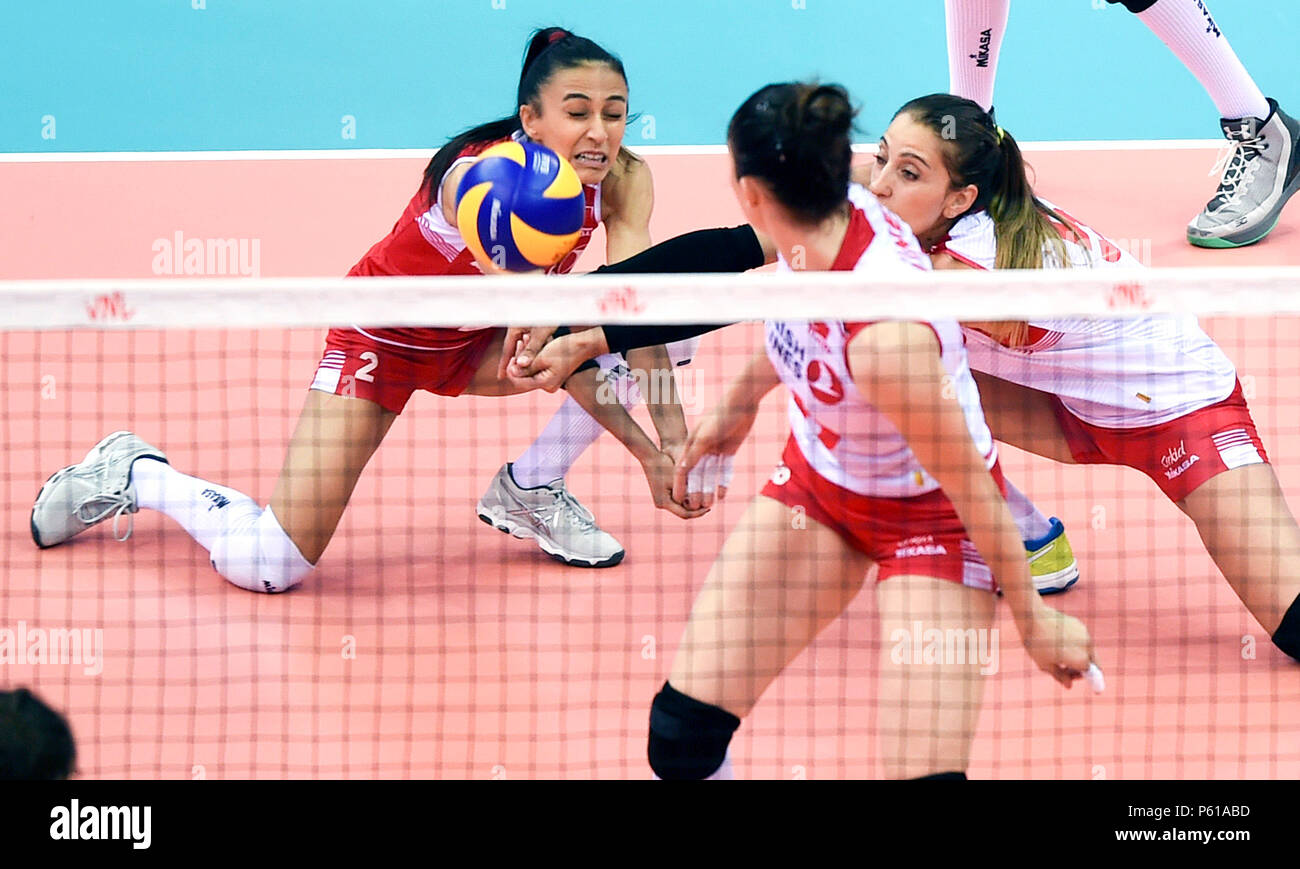 https://c8.alamy.com/comp/P61ABD/180628-nanjing-june-28-2018-xinhua-simge-sebnem-akoz-l-of-turkey-saves-during-the-pool-b-match-between-turkey-and-serbia-at-the-2018-fivb-volleyball-nations-league-womens-finals-in-nanjing-capital-of-east-chinas-jiangsu-province-june-28-2018-turkey-won-3-2-xinhuahan-yuqing-P61ABD.jpg