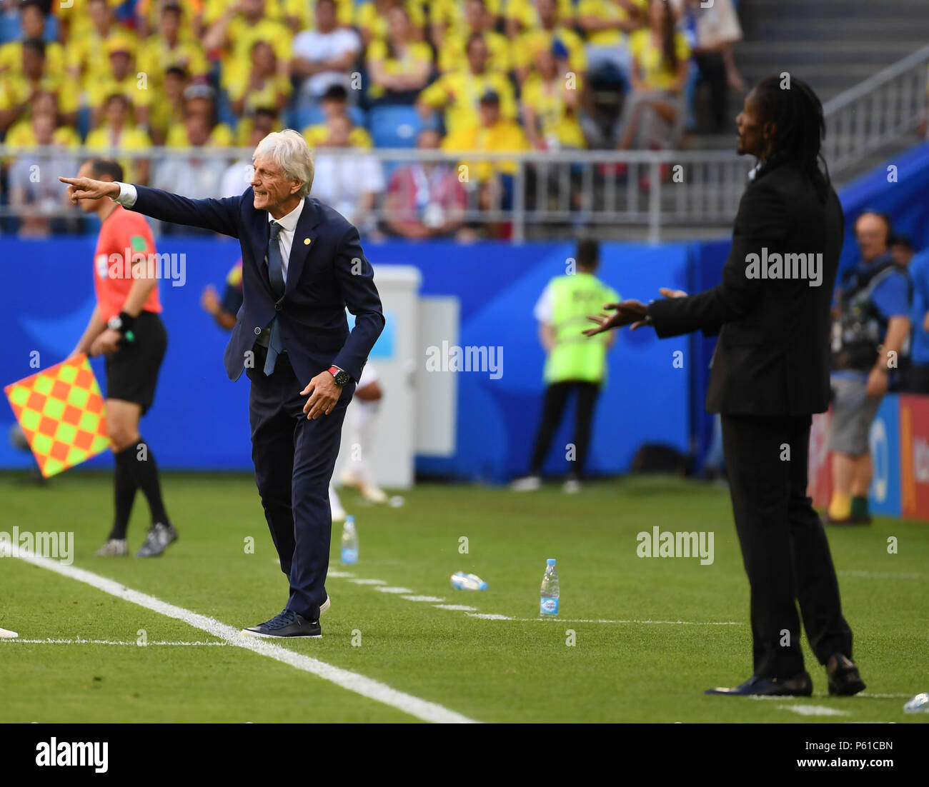 Samara, Russia. 28th June, 2018. Head coach Jose Pekerman (L) of Colombia gives instructions to players during the 2018 FIFA World Cup Group H match between Colombia and Senegal in Samara, Russia, June 28, 2018. Credit: Chen Cheng/Xinhua/Alamy Live News Stock Photo