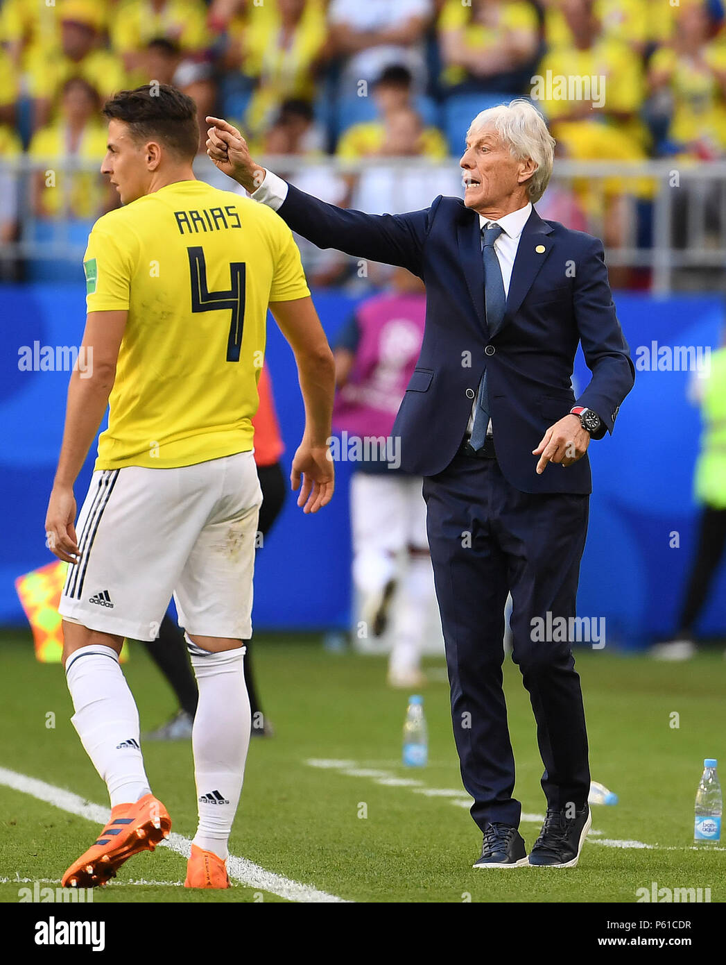 Samara, Russia. 28th June, 2018. Head coach Jose Pekerman (R) of Colombia gives instructions to players during the 2018 FIFA World Cup Group H match between Colombia and Senegal in Samara, Russia, June 28, 2018. Credit: Chen Cheng/Xinhua/Alamy Live News Stock Photo