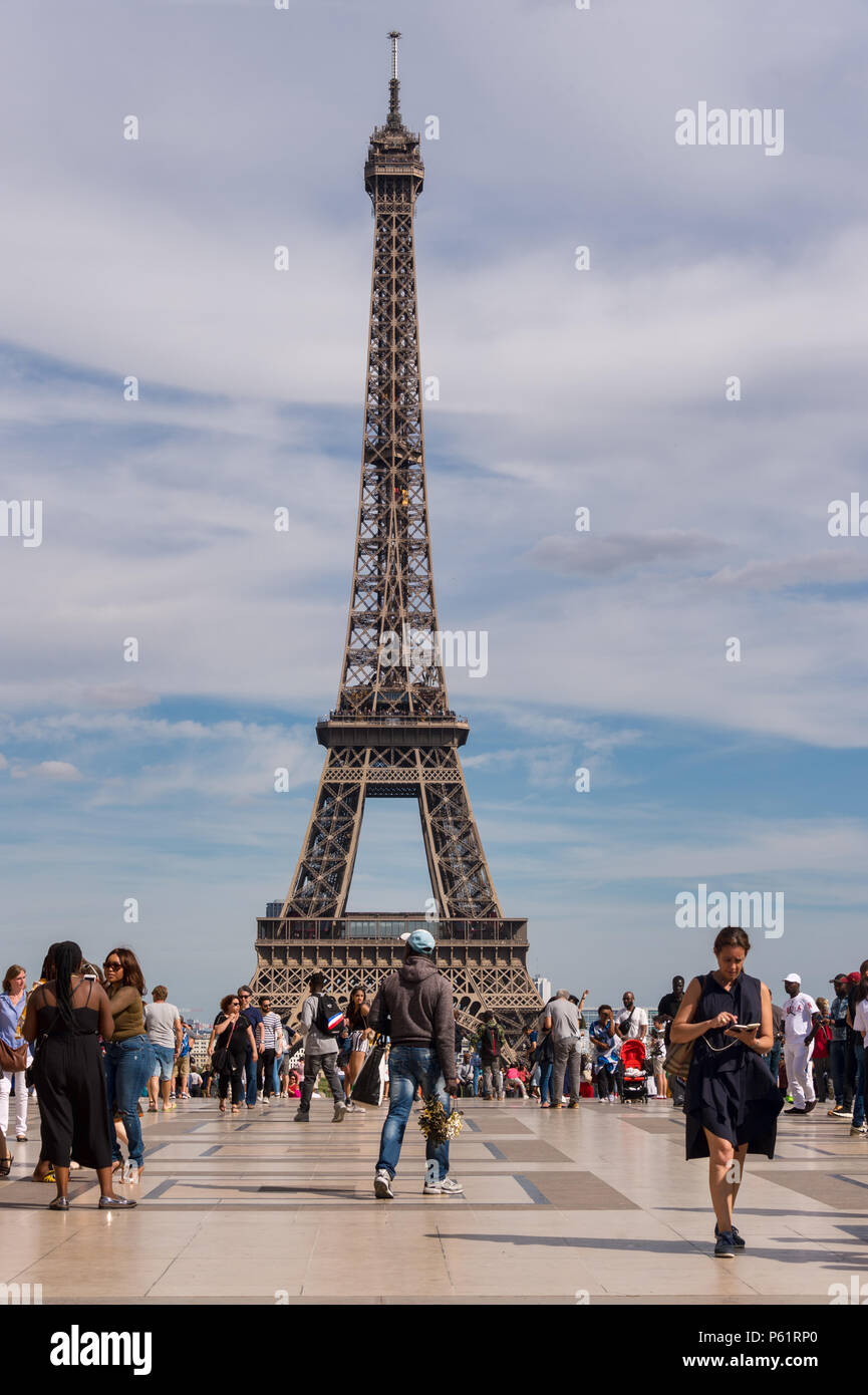 Eiffel tower people walking hi-res stock photography and images - Alamy