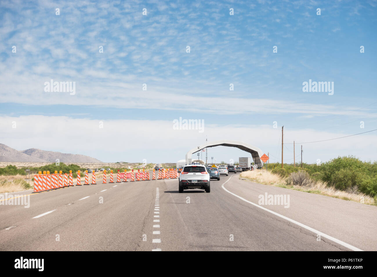 cars-approaching-border-patrol-checkpoint-along-the-highway-90-in-southern-arizona-P61TKP.jpg
