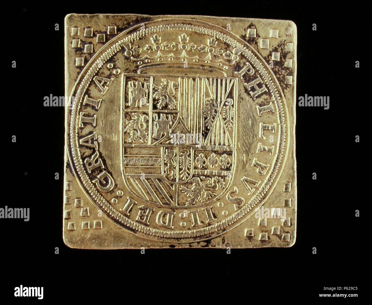 NUMISMATICA. MONEDA MODERNA. ESCUDO DE ORO, DE FELIPE II. ANVERSO. ESCUDO  CORONADO. (DEPOSITO: MUSEO ARQUEOLOGICO NACIONAL Stock Photo - Alamy