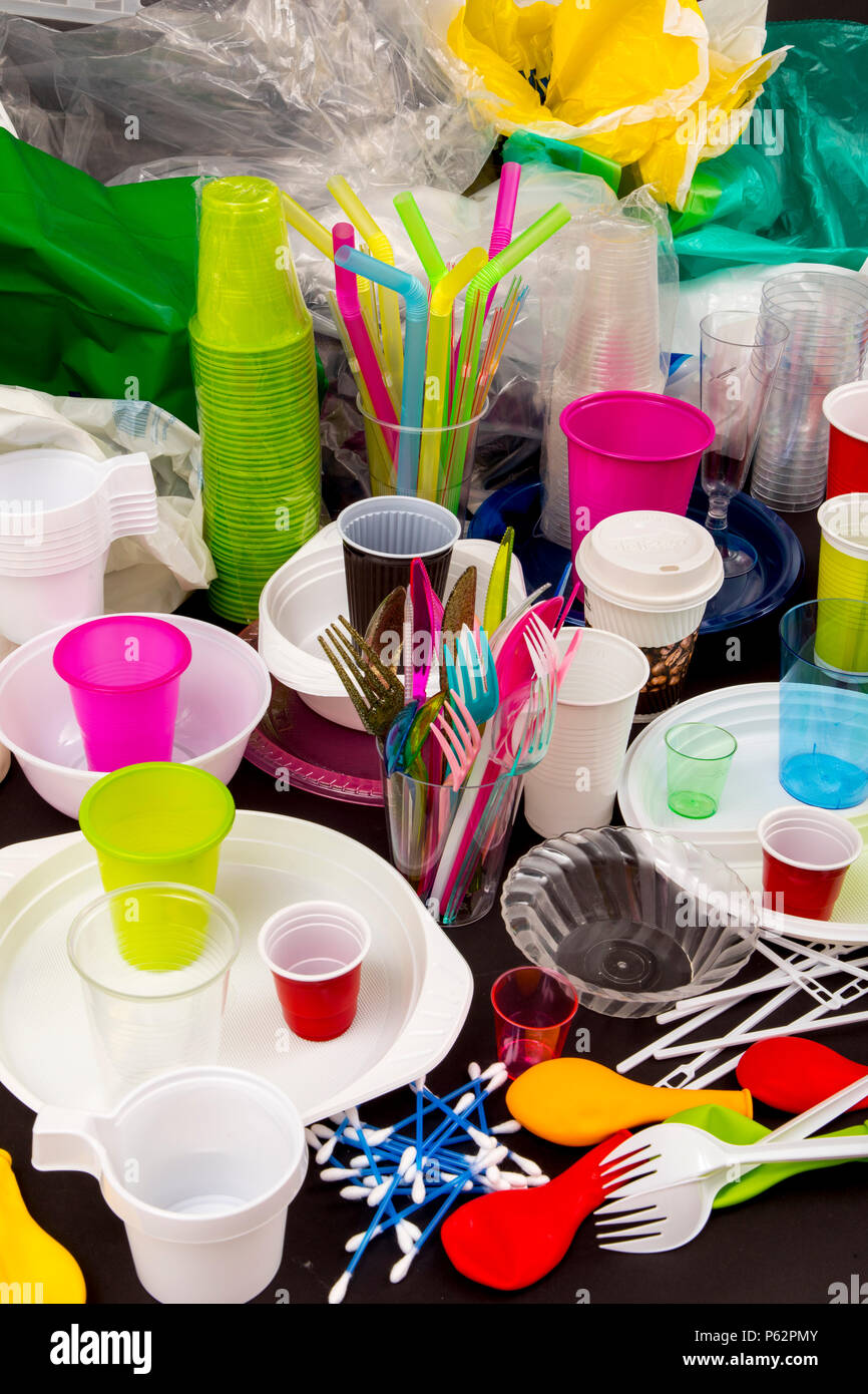 Einweggeschirr, Plastikbesteck, Plastikgeschirr, Kunststoff, Plastikbecher, Plastiktüten und anderer Plastikmüll, verschiedene Farben, Größen und Arte Stock Photo