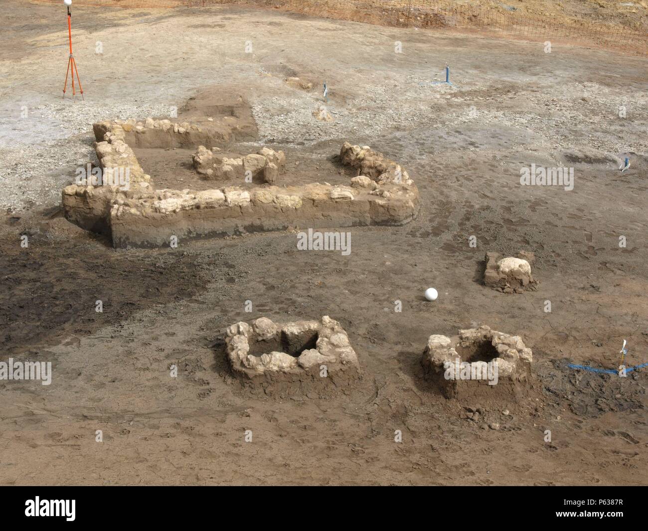 EXCAVACION EN EL YACIMIENTO IBERICO DE LOS CANONIGOS. TUMBAS IBERICAS. ESCANEO DE LA ZONA. . YACIMIENTO AFECTADO POR LA TRAZA DEL AVE MADRID-ALICANTE. Stock Photo